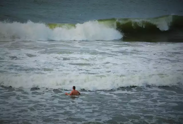 Wysokie fale, silny wiatr, a na plażach strzeżonych czerwone flagi. Tuż za obszarem plaży strzeżonej w Mielnie młody mężczyzna zdecydował się na ryzykowną kąpiel.  