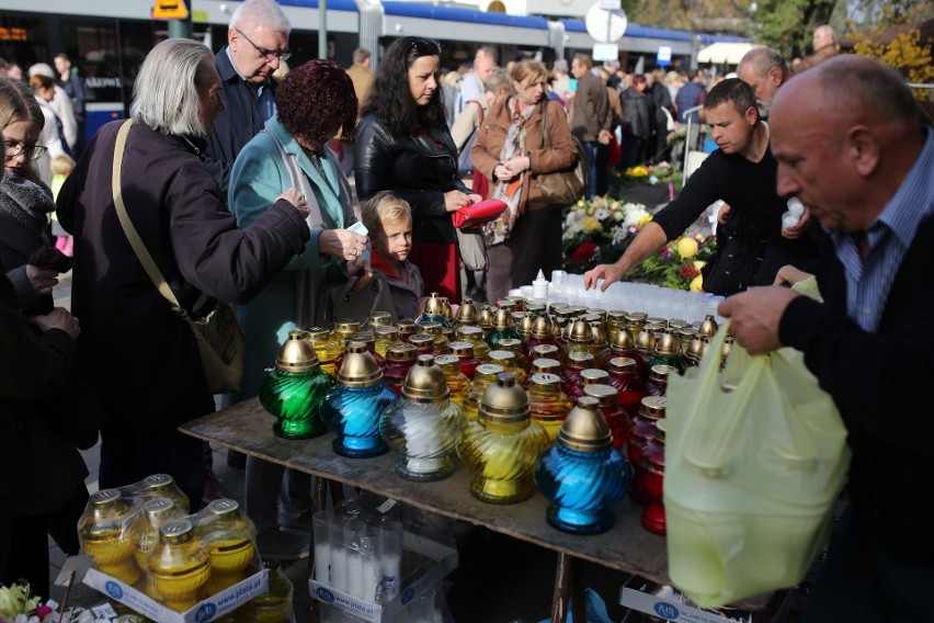 Wszystkich Świętych 2018. Na Cmentarzu Rakowickim handel kwitnie