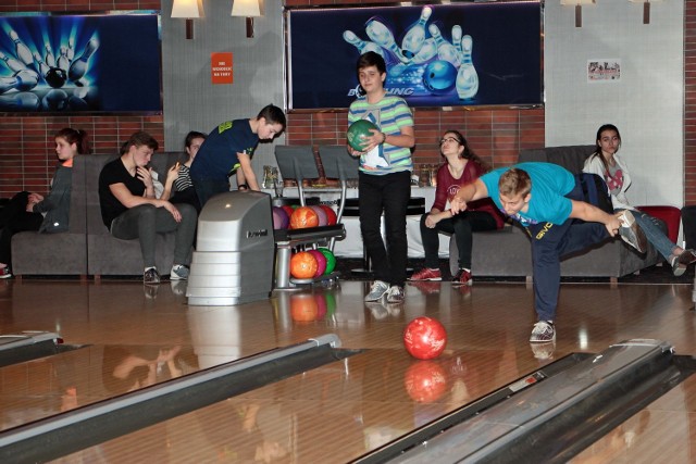 W gościnnej kręgielni Rad Bowling odbył się po raz drugi międzygimnazjalny Turniej Bowlingowy o puchar dyrektora ZSO nr 4 w Grudziądzu. Do rywalizacji przystąpiło 9 dwuosobowych drużyn mieszanych. Sędziowali Michał Gebauer i Szymon Umiński. Celem turnieju jest integracja lokalnego środowiska i młodzieży gimnazjalnej oraz popularyzacja gry w kręgle jako formy wypoczynku i spędzania wolnego czasu.