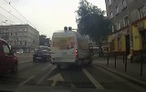 Wypadek rowerzystki we Wrocławiu. Wpadła wprost pod busa [NAGRANIE Z REJESTRATORA]