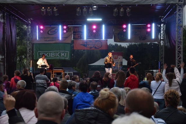 Na plaży nad Jeziorem Wielkim na mieszkańców czekały liczne atrakcje. Były dmuchańce dla dzieci, stoiska z gastronomią i zabawkami, a także koncerty. Na scenie zaprezentowali się:  Orkiestra Dęta Ochotniczej Straży Pożarnej w Skępem, Monika Szymańska, Monika Walter. Była też spora dawka disco polo: Golden Magic i gwiazda wieczoru Defis.Wideo. Flash Info odc. 21