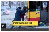 Białorusin i dziennikarz TVN pchali autobus w Warszawie. Głośno już o tym na świecie