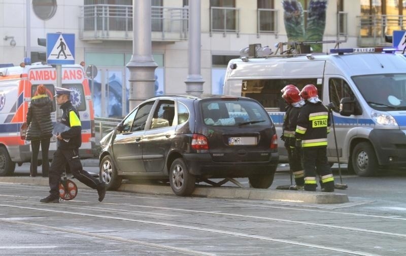 Wrocław: Wypadek na Poniatowskiego. Cztery osoby ranne (ZDJĘCIA)