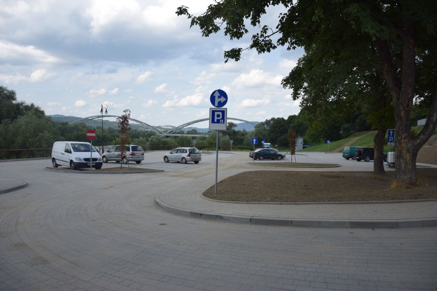 Nowy Sącz. Parking pod Panoramą jeszcze nieczynny, a już tam parkują [ZDJĘCIA]