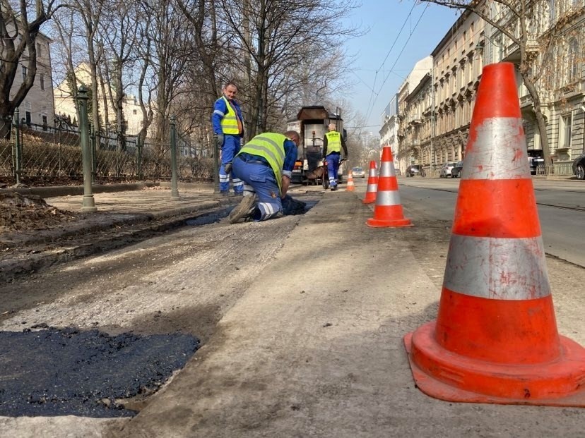 Kraków. Kosztowne łatanie dziur po zimie. Zobacz, gdzie trzeba naprawiać drogi [ZDJĘCIA]