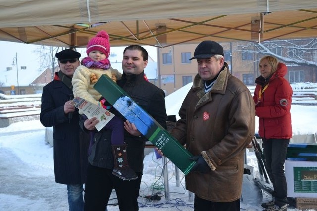 Burmistrz Ireneusz Kumięga wręcza nagrodę Emilowi Kajdanowi.