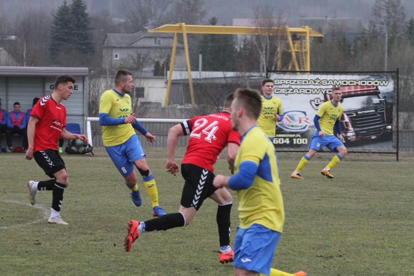 Trzecia liga. Ciekawy mecz w Daleszycach. Spartakus przegrał z Hutnikiem Kraków 0:1 [DUŻO ZDJĘĆ, WIDEO]