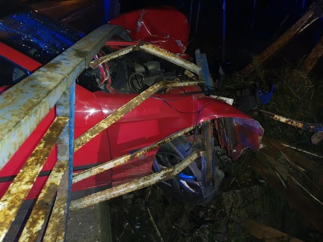 Choć trudno w to uwierzyć, kierowca tego samochodu wyszedł cało z wypadku w Wierzbicy.