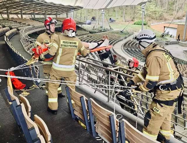 W legendarnym obiekcie, Operze Leśnej w Sopocie, strażacy ćwiczyli m.in. ewakuację osoby z balkonu widowni.