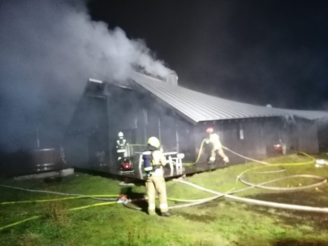 Pożar domu w Piłce gasili strażacy z Międzychodu.