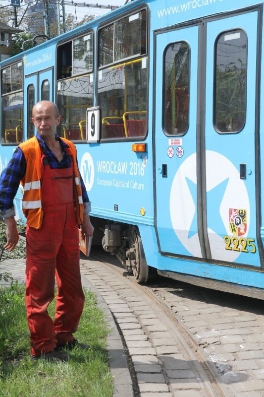 Wrocław: Wykolejenie tramwaju linii 9 na przystanku Peronowa (OBJAZDY, ZDJĘCIA)