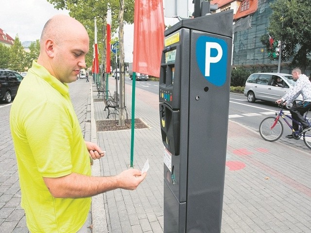 Marek Białas, kierownik słupskiej Strefy Płatnego Parkowania, twierdzi, że kierowcy powinni wiedzieć, że do parkometrów wrzucać można tylko monety od 10 groszy w górę.