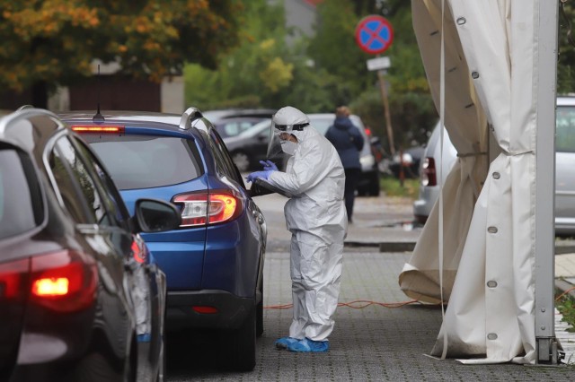 Punkt drive-thru w Katowicach, gdzie wykonywane są testy na koronawirusa. Punkt znajduje się przy osiedlu Paderewskiego