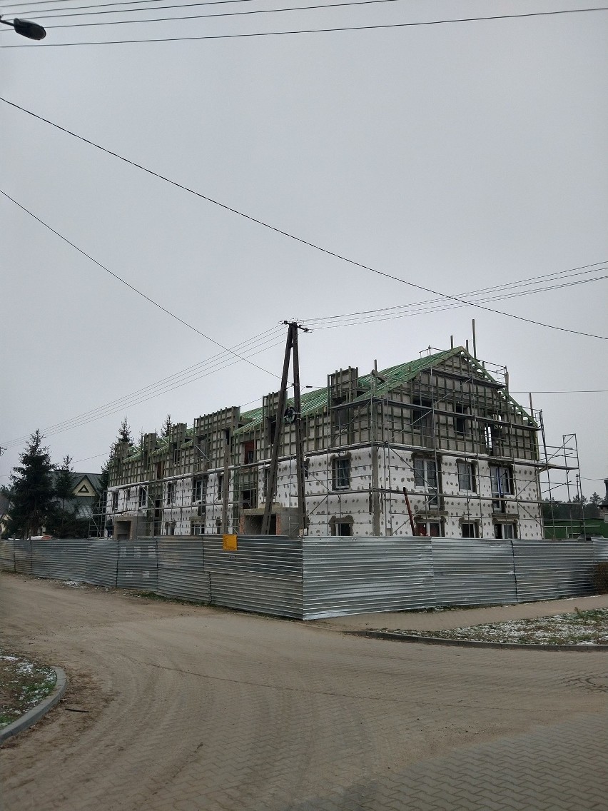 Budowa bloku socjalnego w Ostrowi Mazowieckiej przebiega zgodnie z harmonogramem. Koniec prac - październik 2023 r.