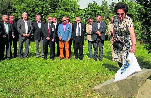 Kamień na Skwerze Szarych Szeregów odsłoniła pani Henryka, małżonka nieżyjącego od czterech lat Andrzeja Bobińskiego.