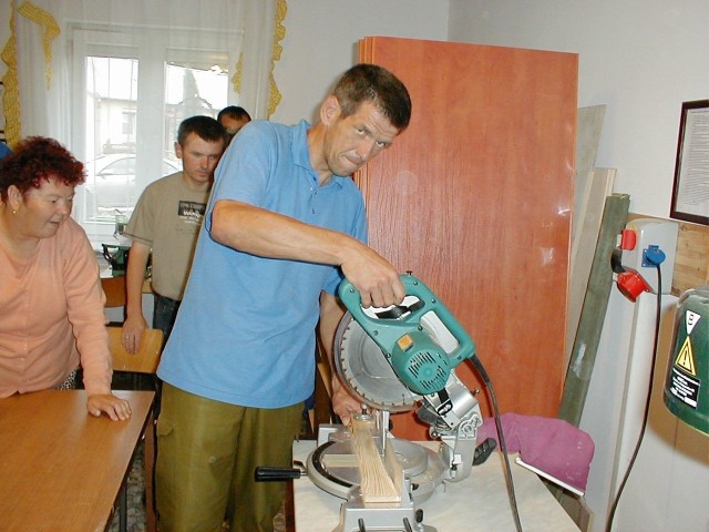 W pracowni stolarskiej Warsztatu Terapii Zajęciowej w Kałkowie