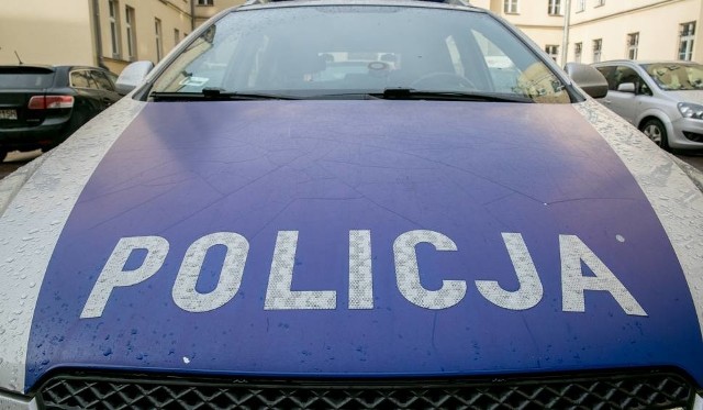 Policjanci na sygnałach świetlnych i dźwiękowych eskortowali samochód z dzieckiem do Inowrocławia.