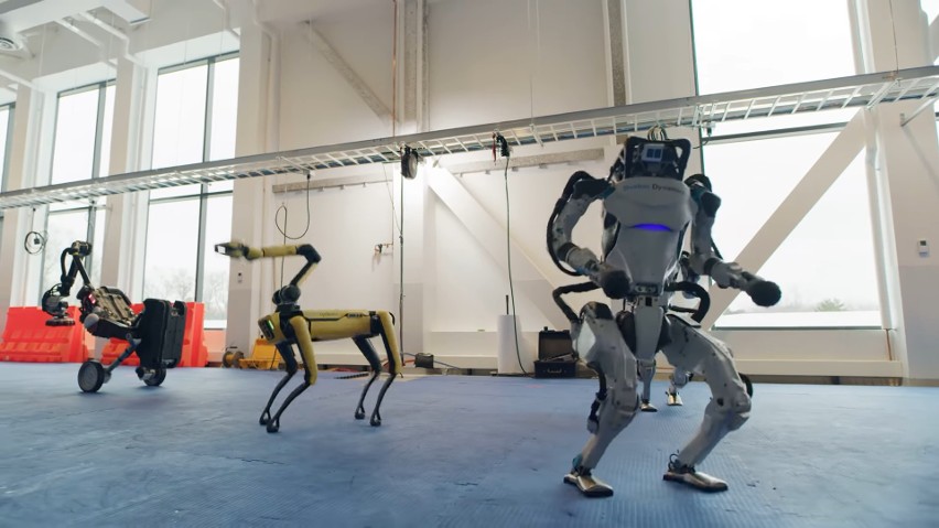 Tańczące roboty z Boston Dynamics. Kadr z filmu BD na...
