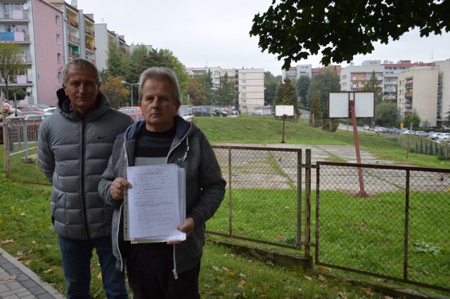 Andrzej Śliwa i Janusz De Lorme z os. Niepodległości są rozczarowani, że do tej pory nie zaczęły się prace przy budowie „zielonej siłowni”. Urzędnicy już dawno obiecywali rychłe rozpoczęcie robót