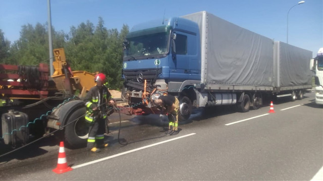 Wasilków. Zderzenie dwóch TIR-ów na DK 19. Utrudnienia w ruchu z powodu wycieku ropy [ZDJĘCIA]
