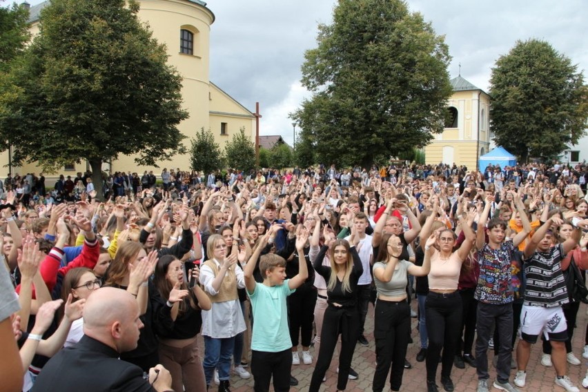 Diecezjalny Dzień Młodzieży w Drohiczynie. Wspólne tańce, modlitwa i koncert raperów