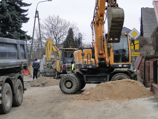 Na odcinku od Kwiatkowskiego ulica Biała została zamknięta dla ruchu samochodów.  Wymieniona zostanie tu sieć kanalizacyjna.