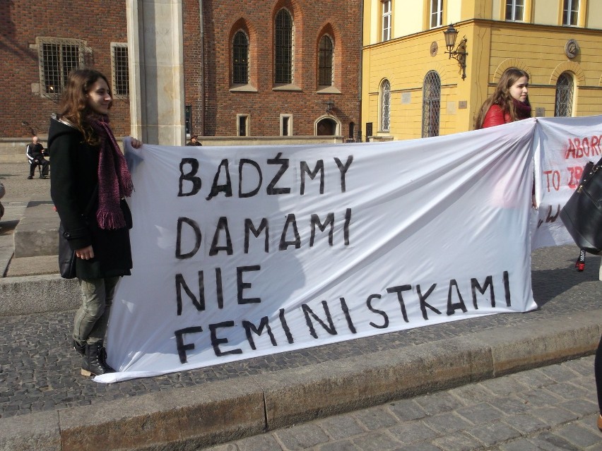 Wrocław: Manifestacja antyfeministyczna - Młodzież Wszechpolska pikietowała w Rynku (ZDJĘCIA)