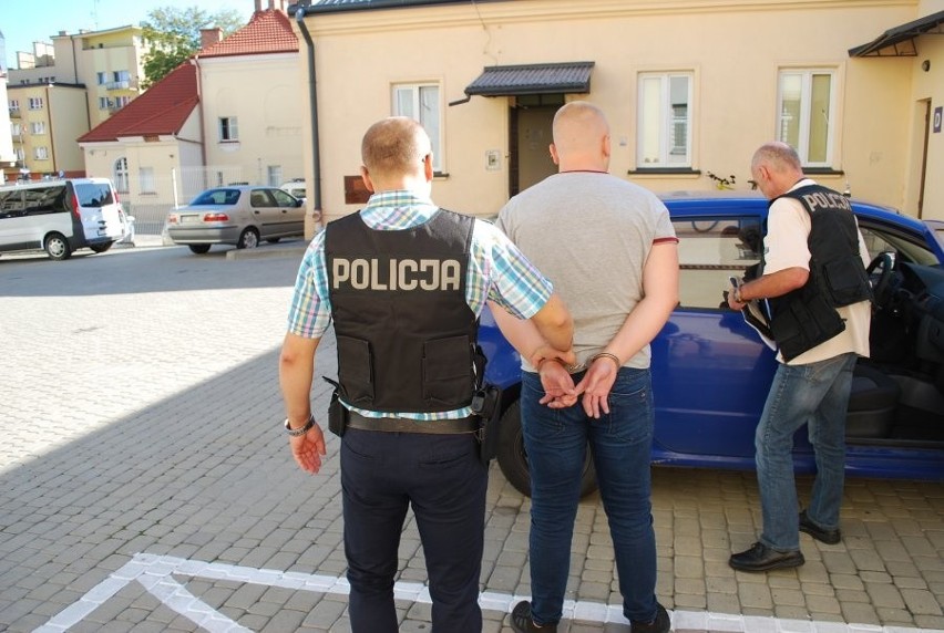 Oszukał kobietę z Rzeszowa "na policjanta". Wpadł w ręce prawdziwej policji [ZDJĘCIA]