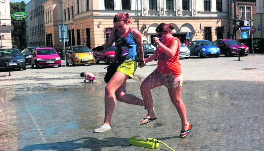 Paulina Sikora i Katarzyna Dutka z Katowic korzystają z...