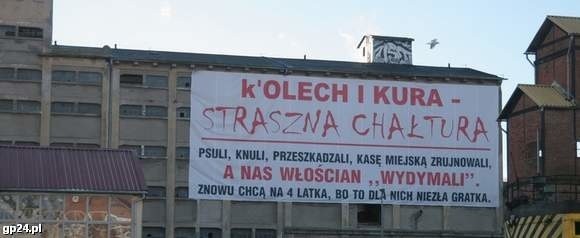 Kontrowersyjny baner w usteckim porcie