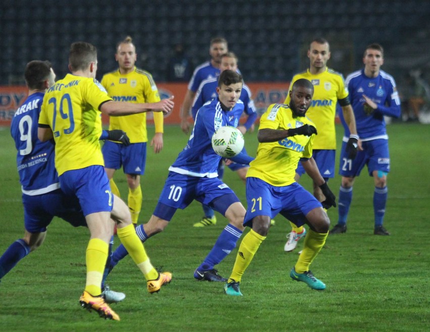 W poprzednim meczu Ruch przegrał u siebie z Arką Gdynia 1-2