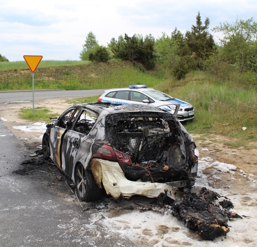 W Działoszynie w trakcie jazdy zapalił się samochód. Auto spaliło się doszczętnie, kierowca cudem ocalał [ZDJĘCIA]