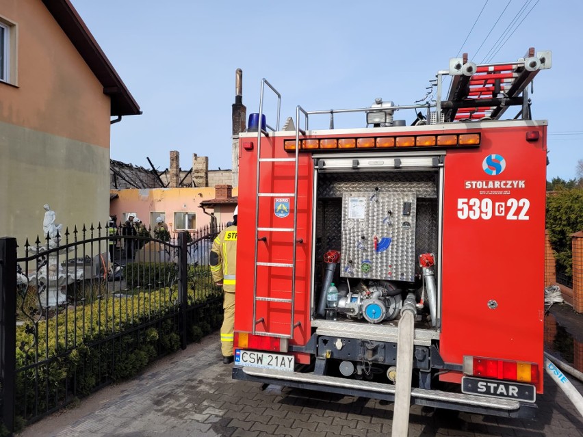 Pożar stolarni w Osiu. Dwie osoby poszkodowane, podczas akcji ranny został strażak