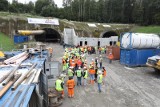 Budowa drogi ekspresowej S1 w Beskidach. Przebito drugą nawę 900-metrowego tunelu. Obejście Węgierskiej Górki bliżej ukończenia. ZDJĘCIA