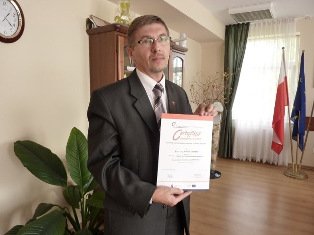 &#8211; Taki certyfikat otrzymywali wszyscy, którzy ukończyli szkolenie &#8211; pokazuje starosta konecki Andrzej Lenart.