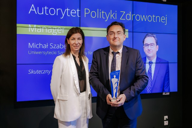 Nagrodę dyrektorowi  wręczyła Anna Gołębicka, ekonomistka, a także negocjatorka i mediatorka związana z branżą medyczną