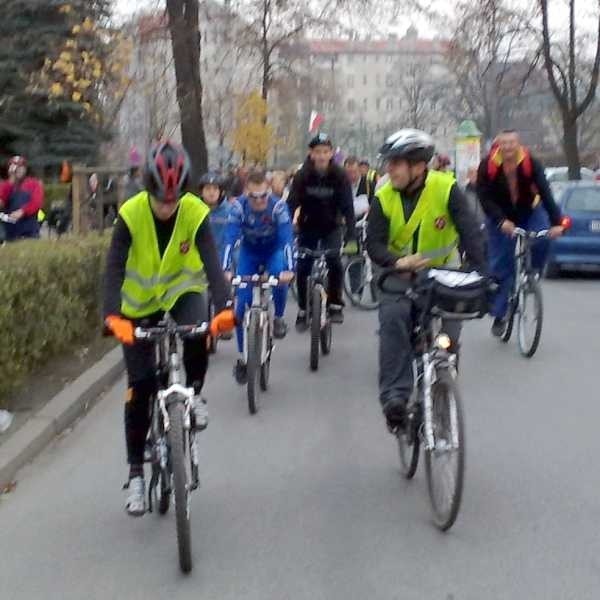 Brzescy rowerzyści na trasie. Wystartowali sprzed urzędu miasta.