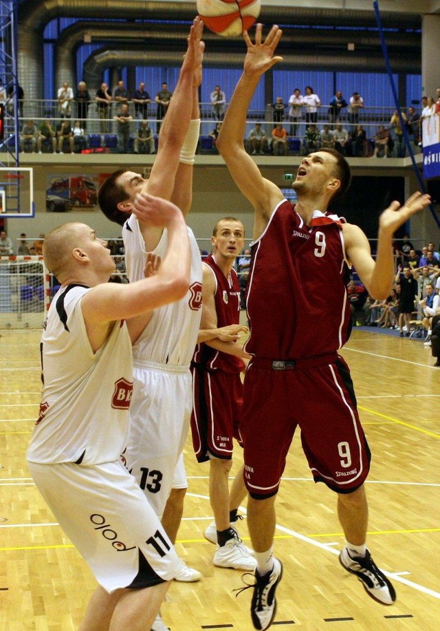 Michał Baran (z piłką), nie zagra w niedzielnym meczu koszykarzy Siarki Tarnobrzeg w Zielonej Górze.