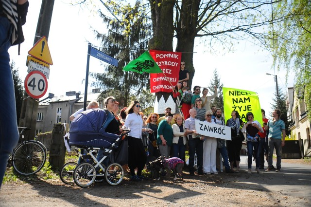 Wczoraj aktywiści i mieszkańcy protestowali w obronie dębu. Nazwali go Jacek i wzięli w obywatelską obronę przed wycinką