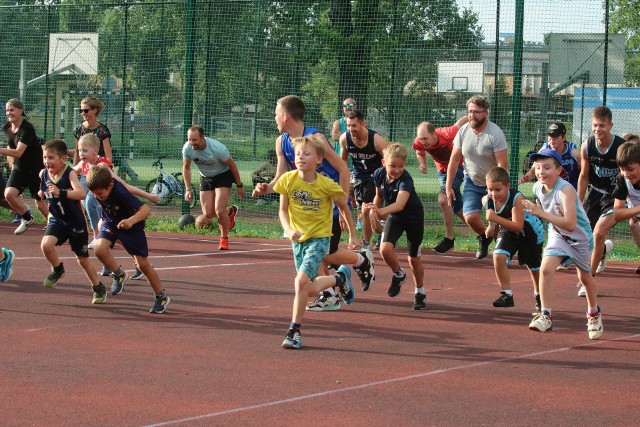Ruszyły wakacyjne zajęcia w stacji Kangoo Basket została na boiskach SP 10 przy ul. Towarowej 21 w Gorzowie. W pierwszym spotkaniu wzięło udział ponad sto osób!