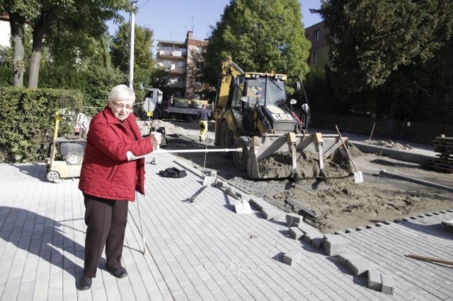 - Nie dość, że zwiększy się tutaj ruch, to jeszcze pobudowali wysokie i niepraktyczne krawężniki  - opowiada mieszkanka osiedla Dambonia.