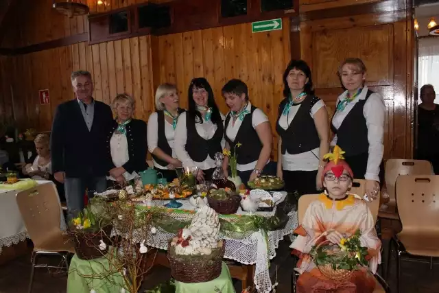 Na zdjęciu przy swoim stole z potrawami świątecznymi i koszykiem ze święconką panie z Łęga Kolonii. Na nie zawsze można liczyć. Gospodynie chętnie częstują zawsze wszystkich gości 