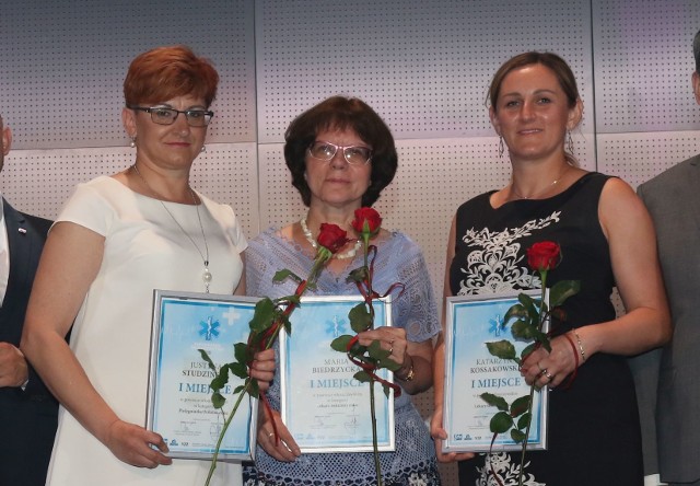 Doktor Maria Biedrzycka (w środku) zdobyła tytuł Lekarz Rodzinny Roku w powiecie włoszczowskim w akcji Hipokrates  2018.
