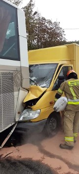Groźne zderzenie samochodu dostawczego z autobusem szkolnym w Makowie w gminie Skaryszew