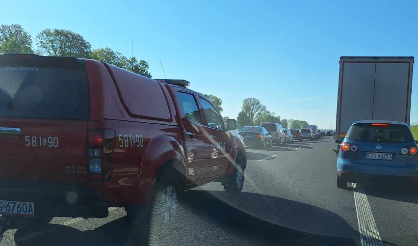 Wypadek na drodze ekspresowej S14. Kierowcę oślepiło słońce. Dwie osoby zostały ranne