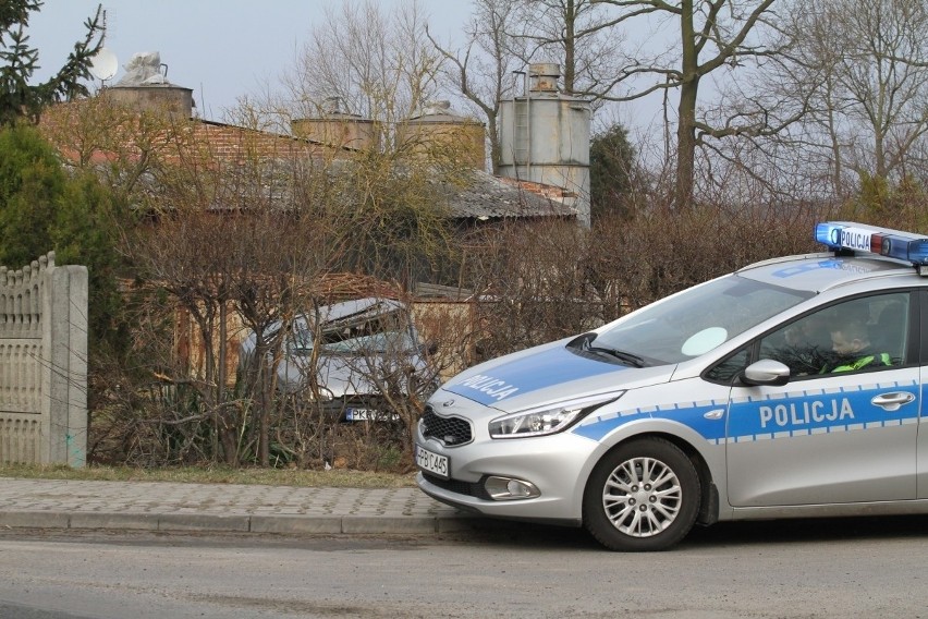 Wypadek pod Trzebnicą. Opel dachował i wpadł na posesję (ZDJĘCIA)