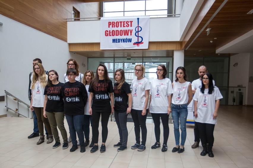 Protest lekarzy rezydentów w UCK w Gdańsku - zdjęcia z 21...