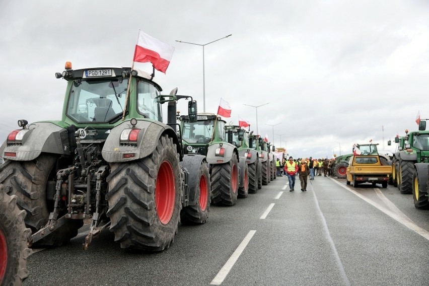 Protestujący rolnicy blokowali drogę ekspresową S5 w pobliżu...