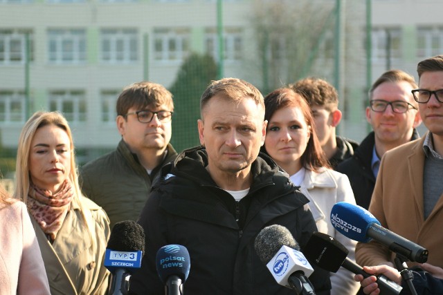 Minister sportu i turystyki Sławomir Nitras podczas konferencji prasowej na boisku Orlik przy Zespole Szkół Nr 16 w Szczecinie