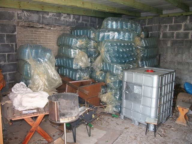 Kilka tysięcy litrów alkoholu bez polskich znaków skarbowych ujawniono w jednej z miejscowości pod Włocławkiem.